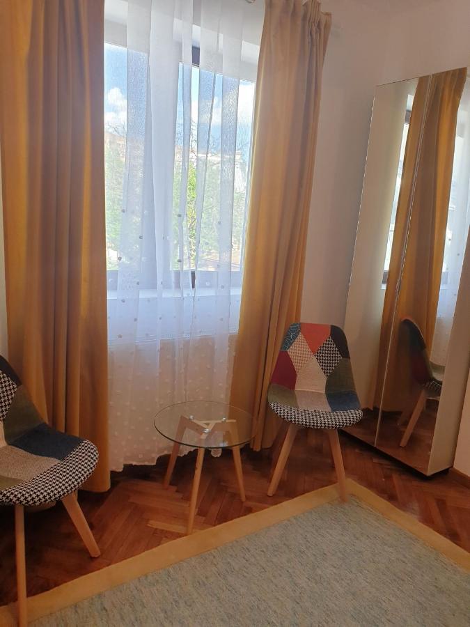 Studio Yellow - Piata Victoriei Букурещ Екстериор снимка